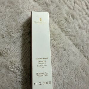 Elizabeth Arden Flawless Finish Skincaring Foundation